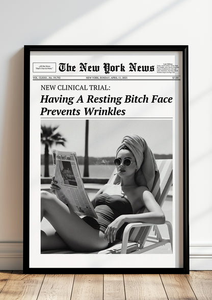 Poster Having A Resting Bitch Face Prevents Wrinkles im schwarzen Holzrahmen stehend