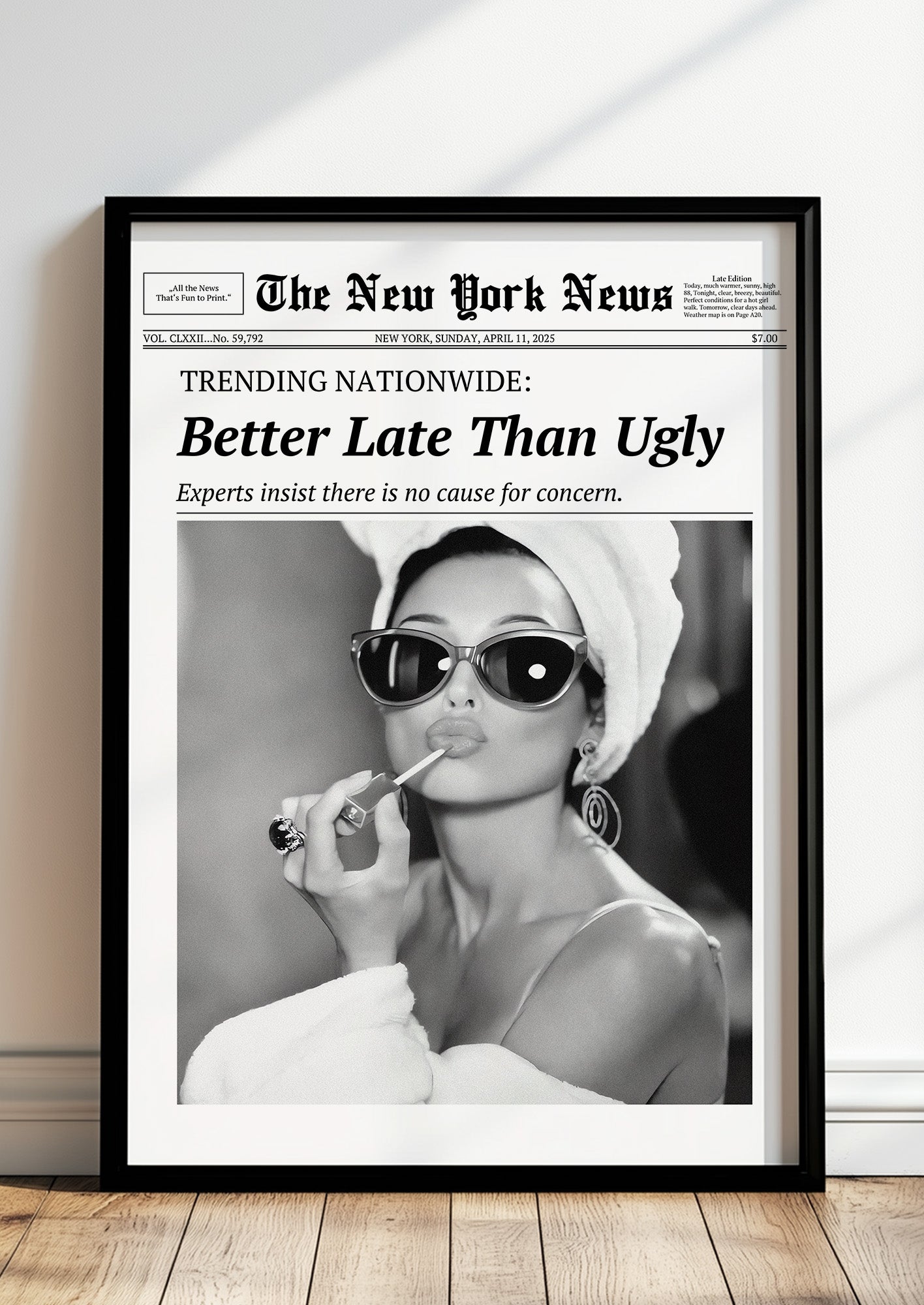 Poster Better Late Than Ugly im schwarzen Holzrahmen stehend