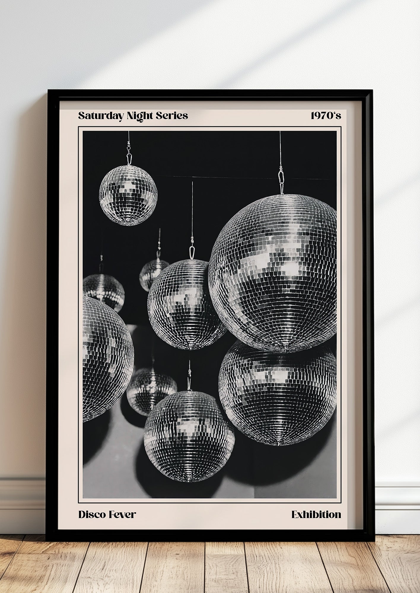 Poster Disco Fever – Saturday Night Series im schwarzen Holzrahmen stehend