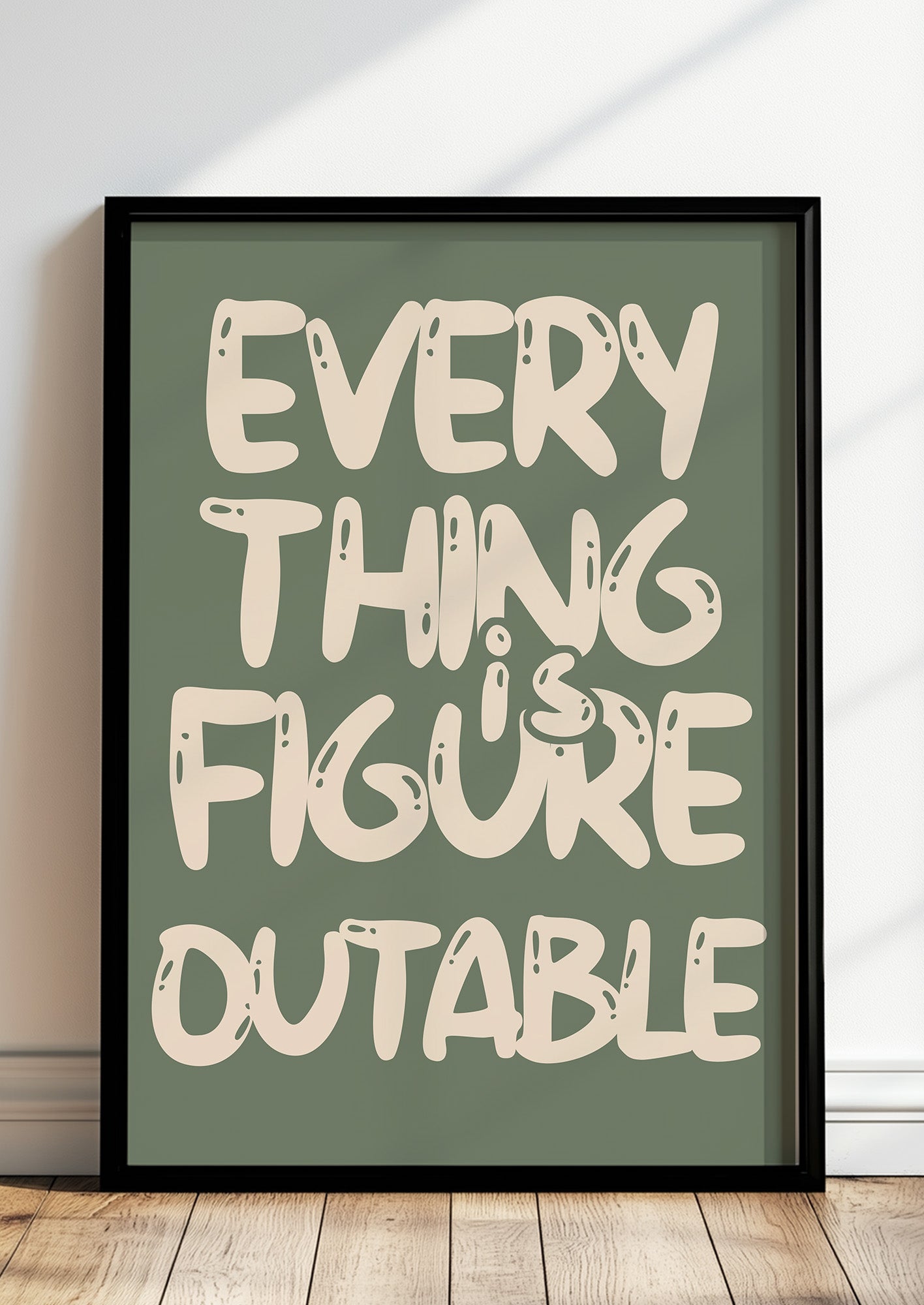 Poster Everything Is Figure Outable im schwarzen Holzrahmen stehend
