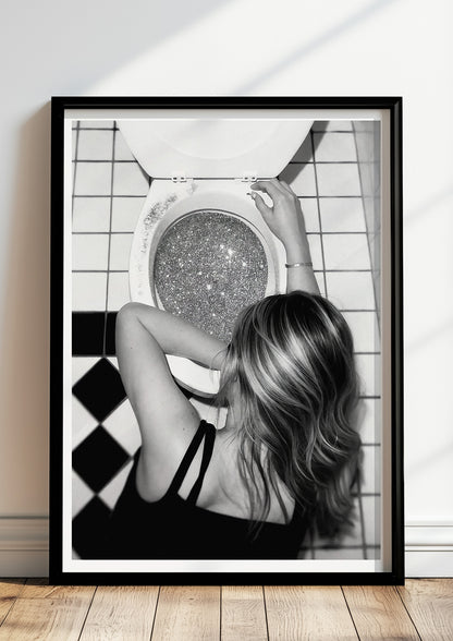 Poster Glitter Toilet im schwarzen Holzrahmen stehend