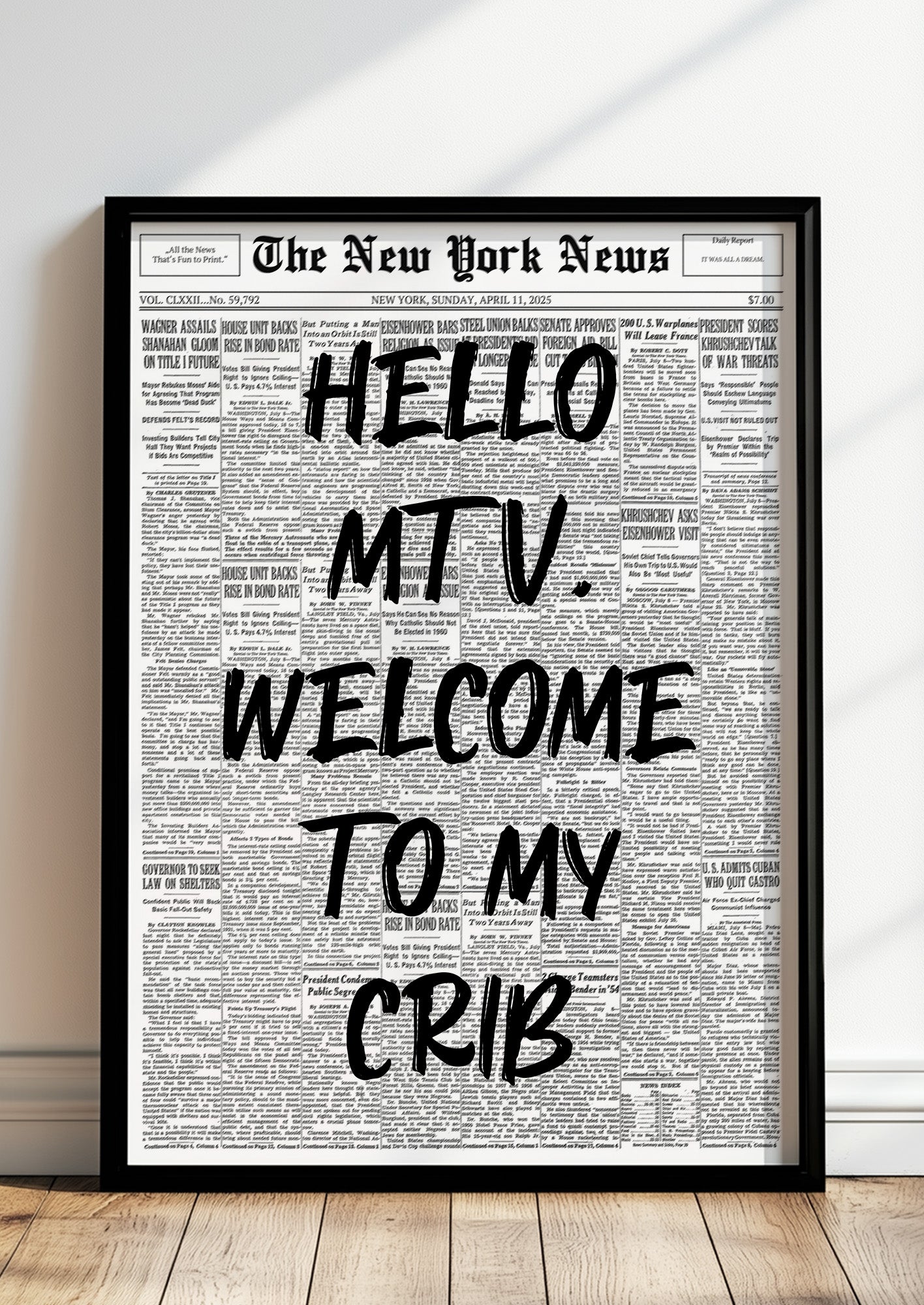 Poster Hello MTV, Welcome To My Crib – Schwarz im schwarzen Holzrahmen stehend