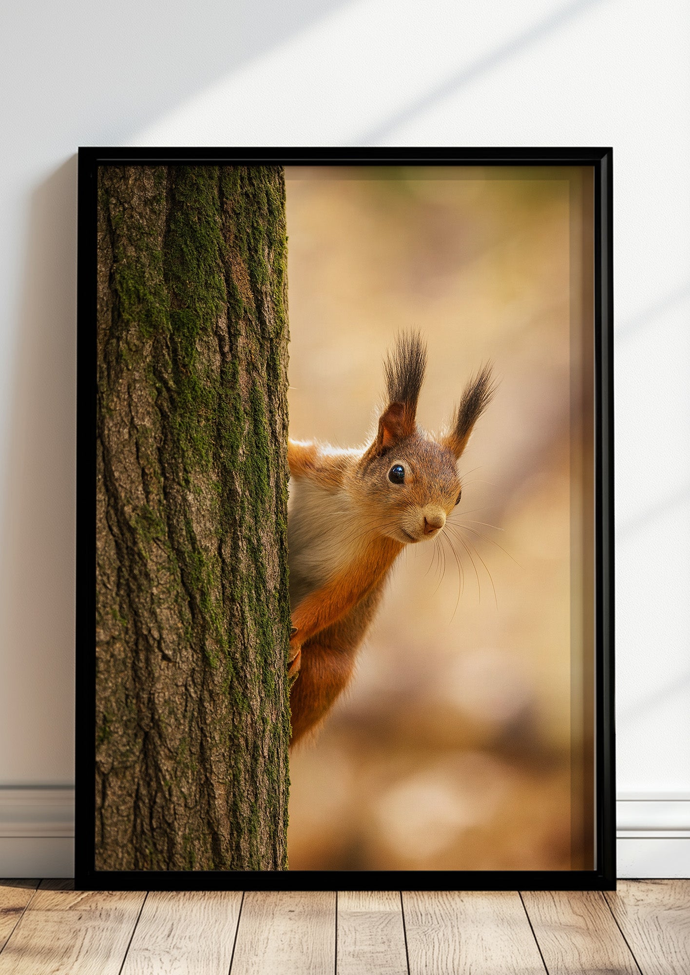 Poster Eichhörnchen Am Baum im schwarzen Holzrahmen stehend