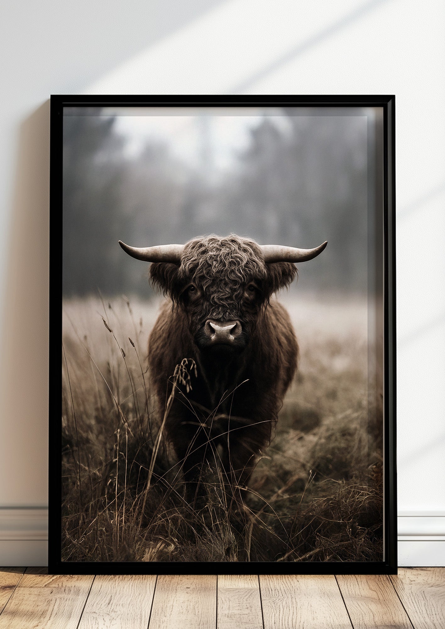 stehend Poster Highland Cow im schwarzen Holzrahmen