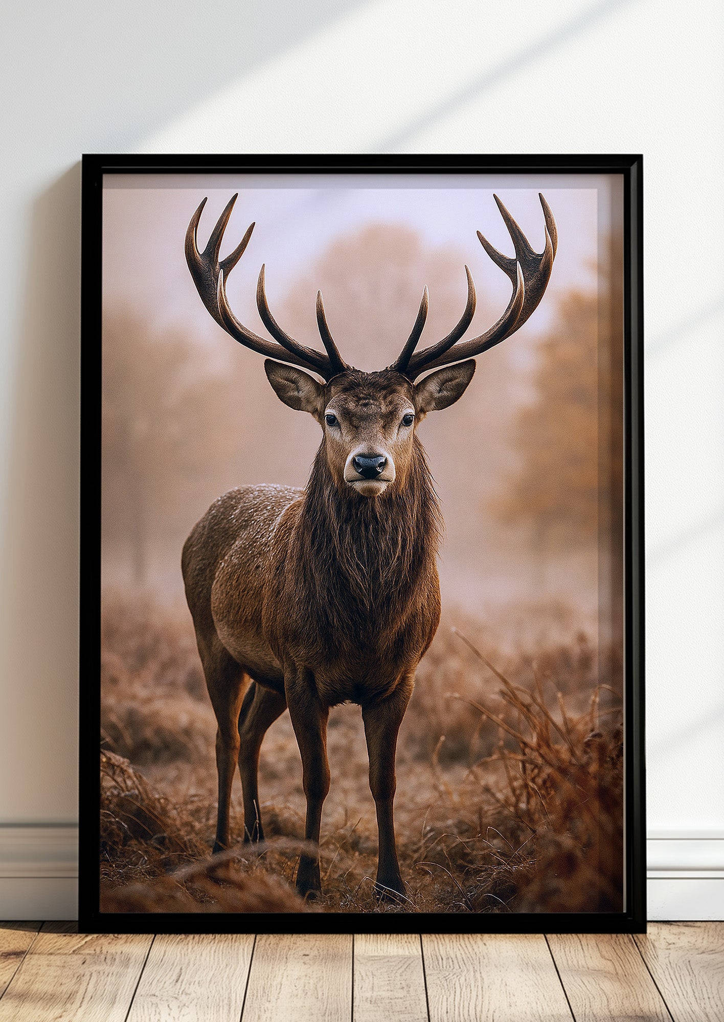 Poster Hirsch im Herbst im schwarzen Holzrahmen stehend