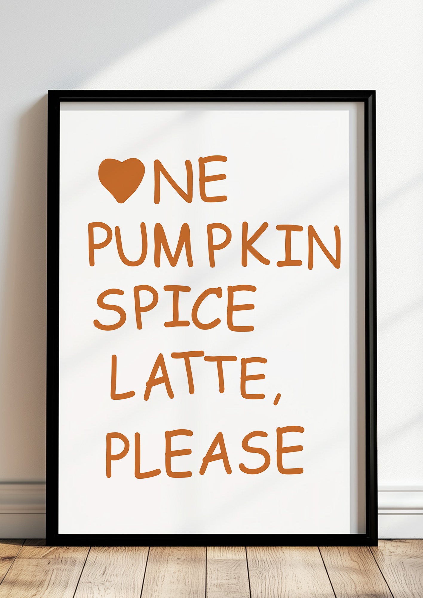 Poster One Pumpkin Spice Latte, Please im schwarzen Holzrahmen stehend