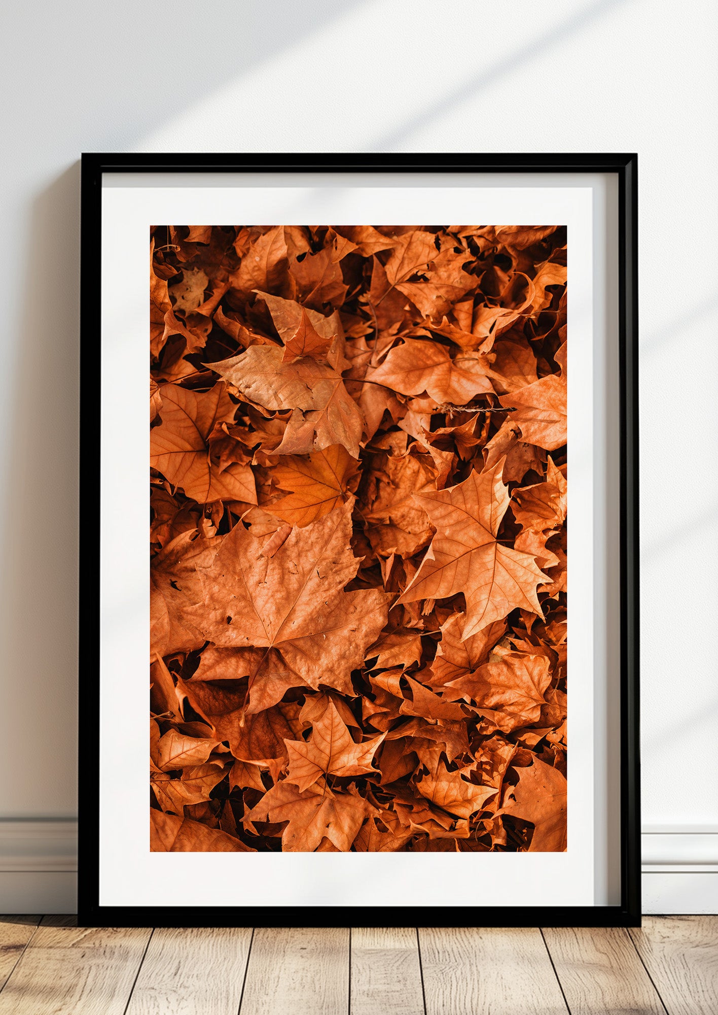 Poster Herbstblätter im schwarzen Holzrahmen stehend