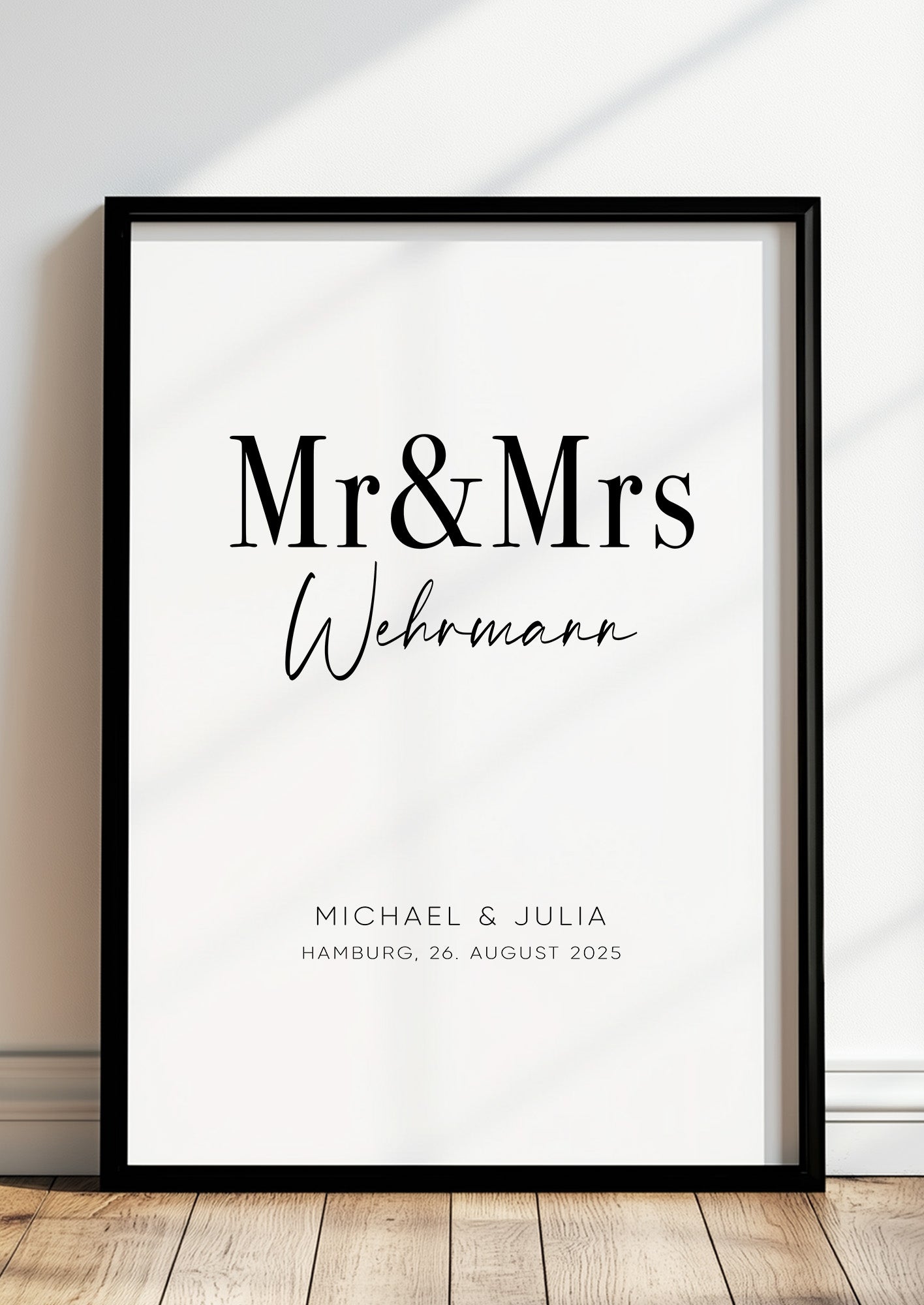 Poster Hochzeitsbild Mr & Mrs im schwarzen Rahmen stehend