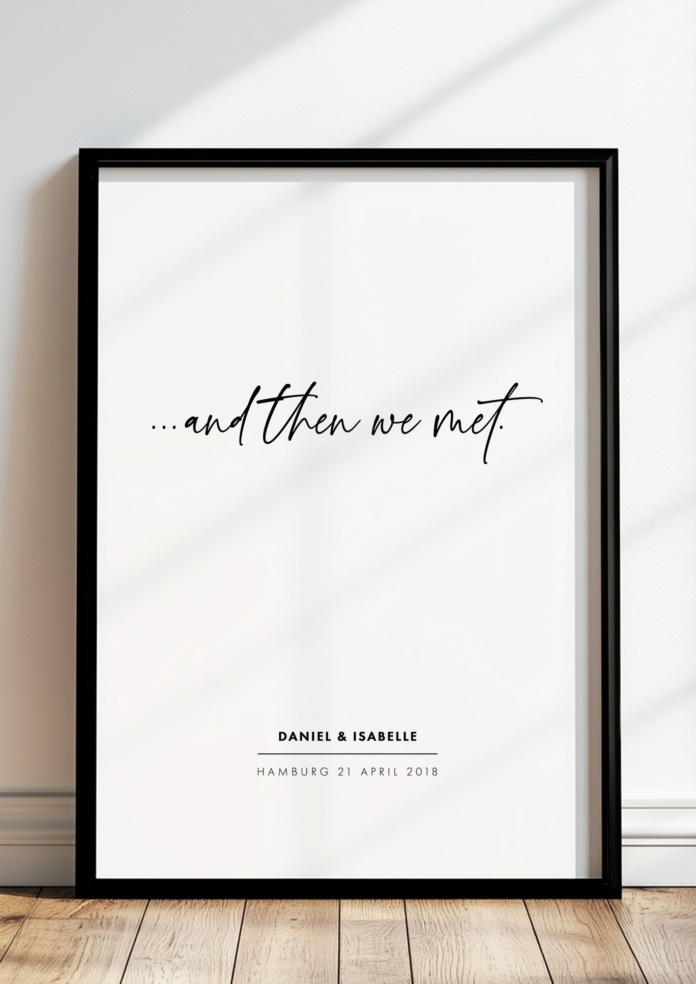 Poster And Then We Met im schwarzen Rahmen stehend