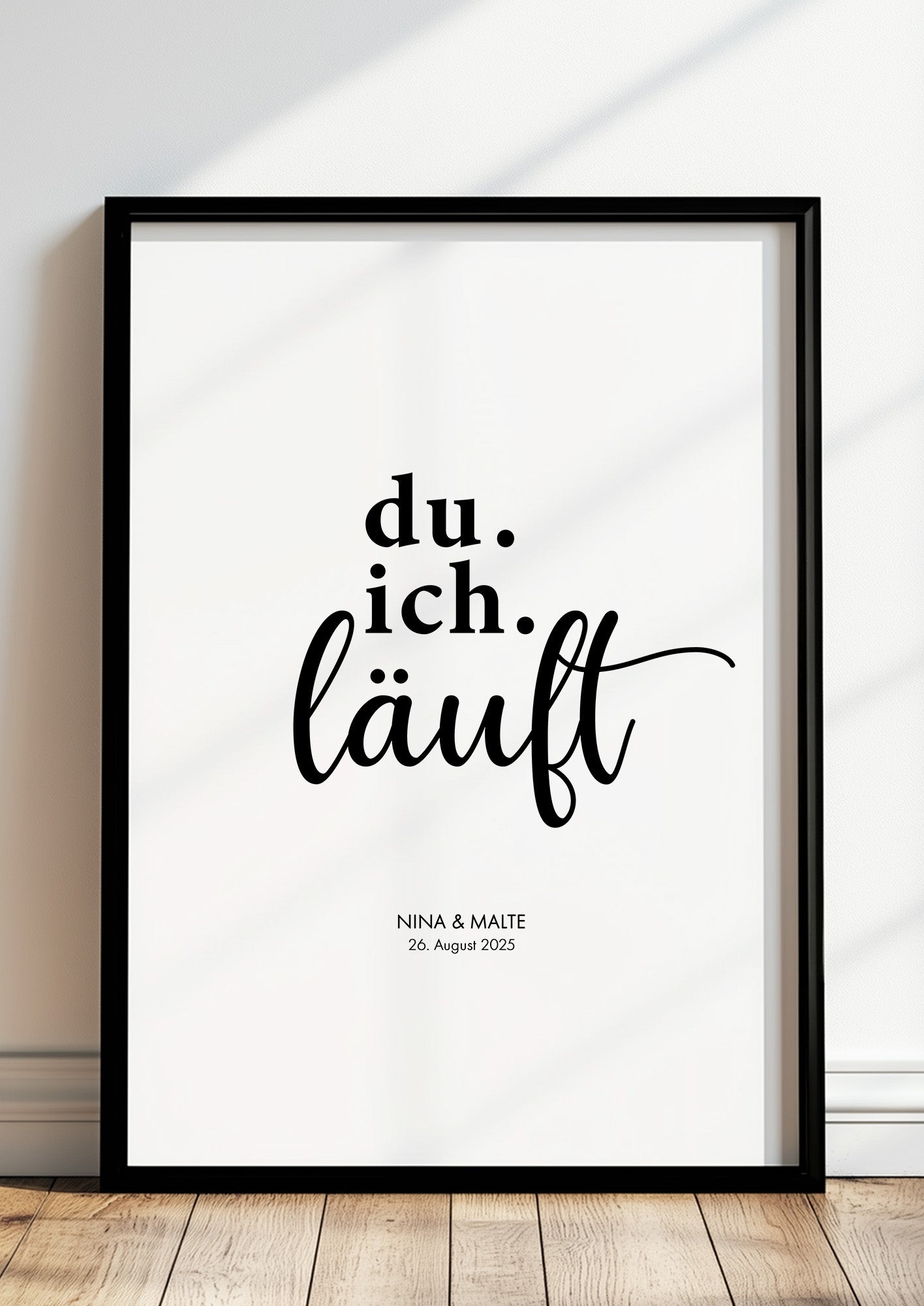 Poster Du. Ich. Läuft im schwarzen Rahmen stehend