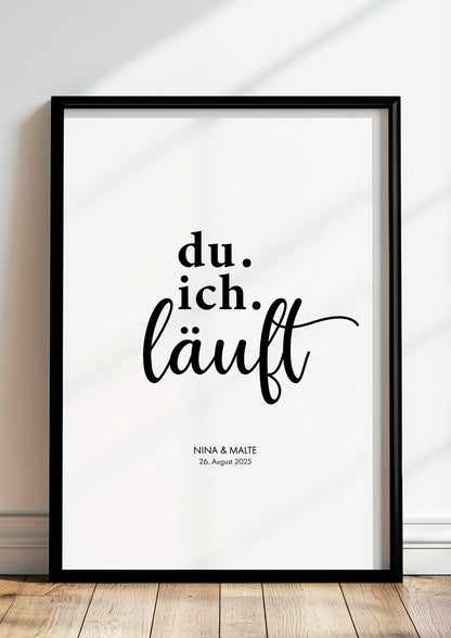 Poster Du. Ich. Läuft im schwarzen Rahmen stehend