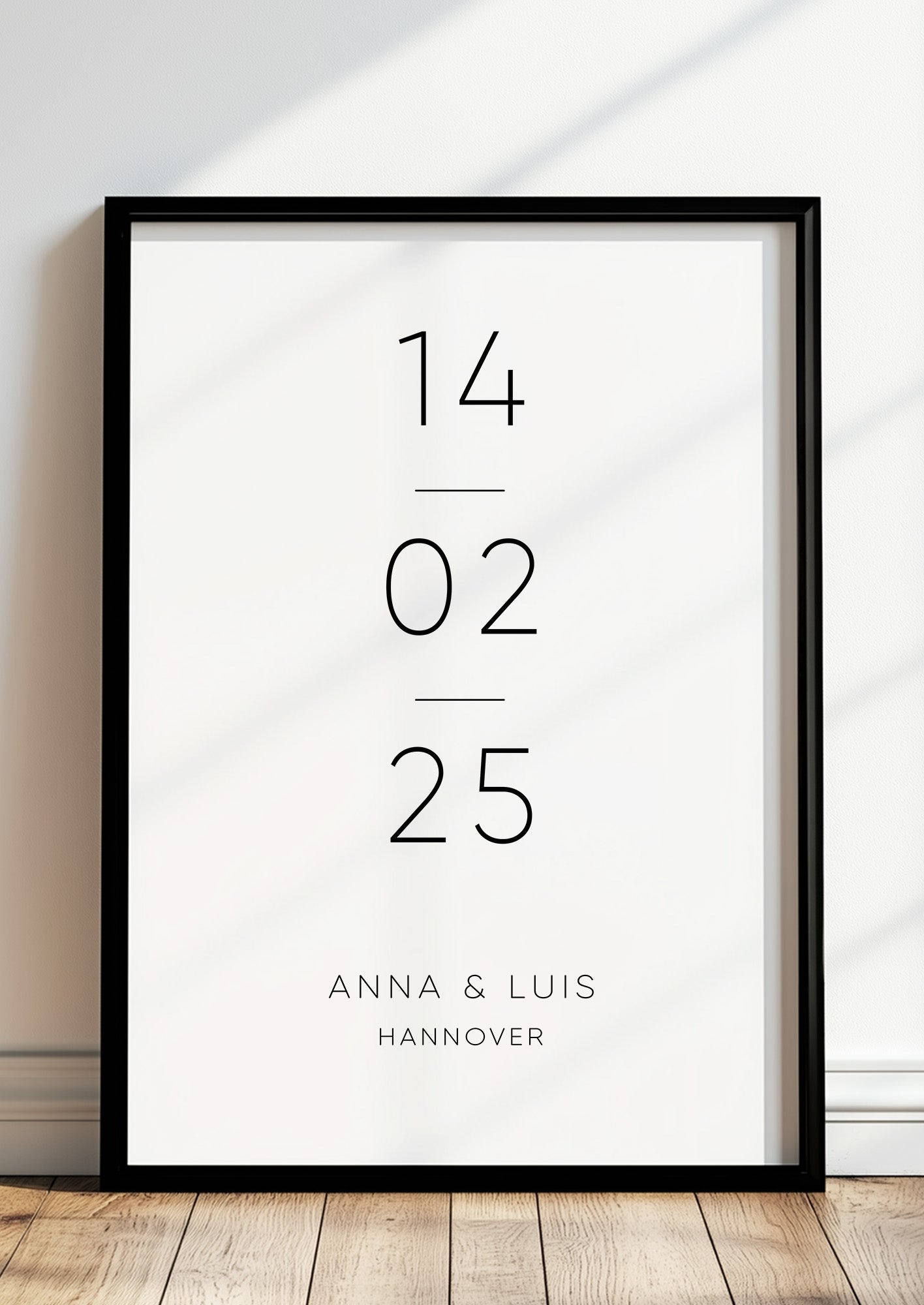 Poster Special Date im schwarzen Rahmen stehend