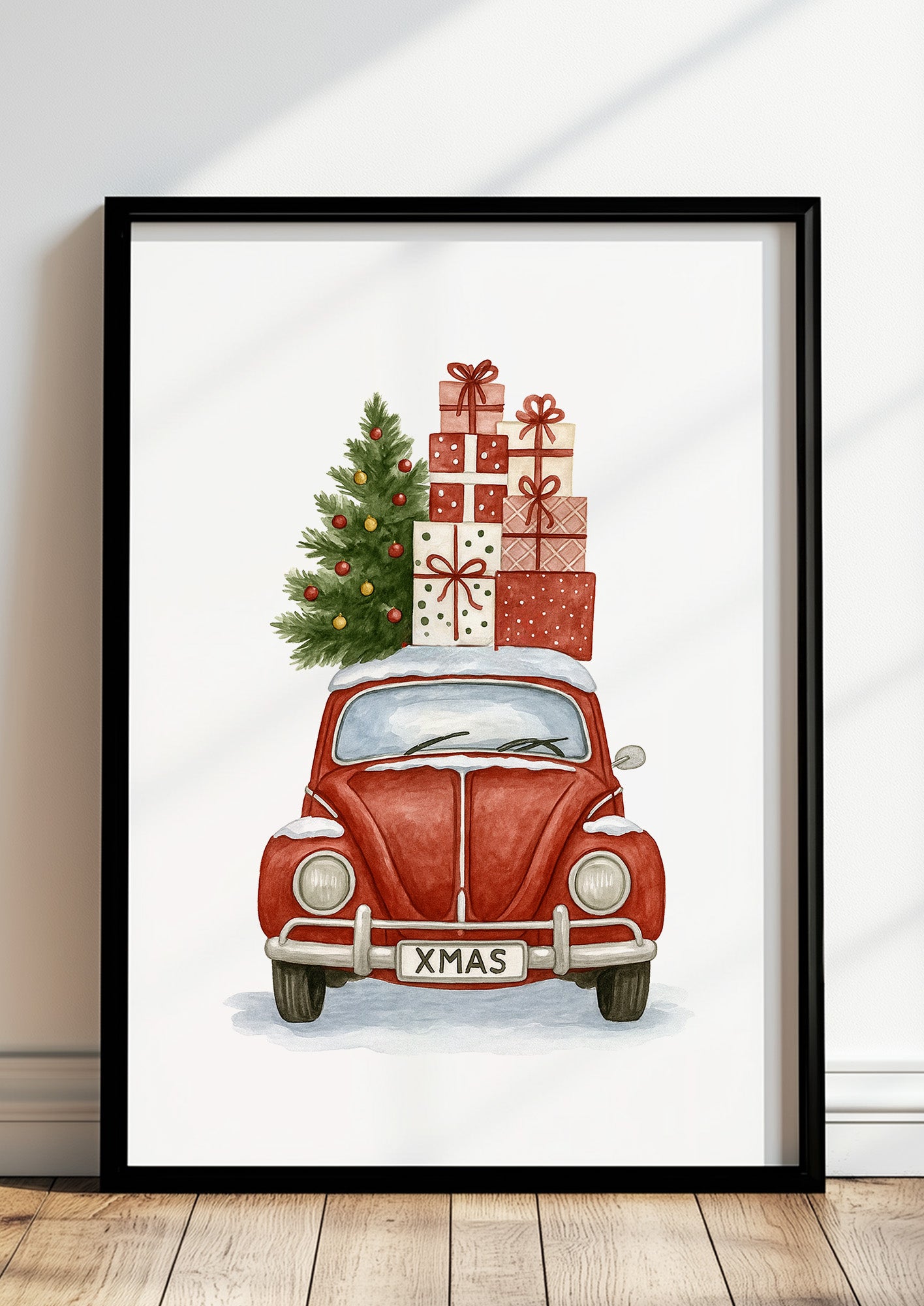 Poster XMAS Käfer mit Weihnachtsbaum und Geschenken Illustration im schwarzen Rahmen stehend