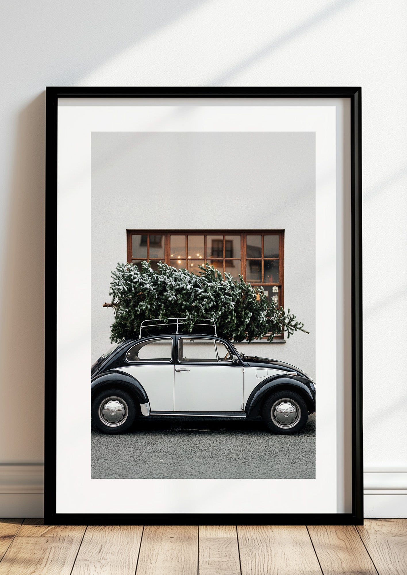 Poster Oldtimer mit Weihnachtsbaum im schwarzen Rahmen stehend
