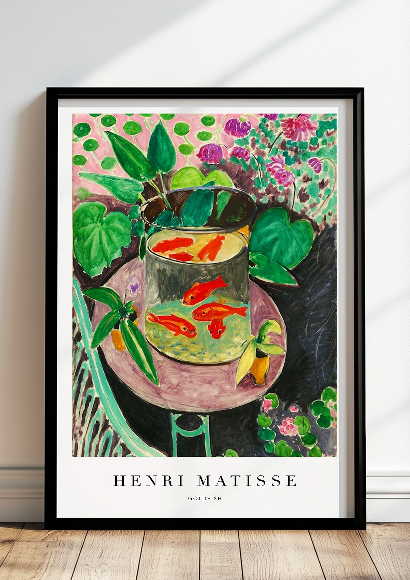 Goldfish von Henri Matisse Kunstdruck im schwarzen Rahmen, an Wand gelehnt