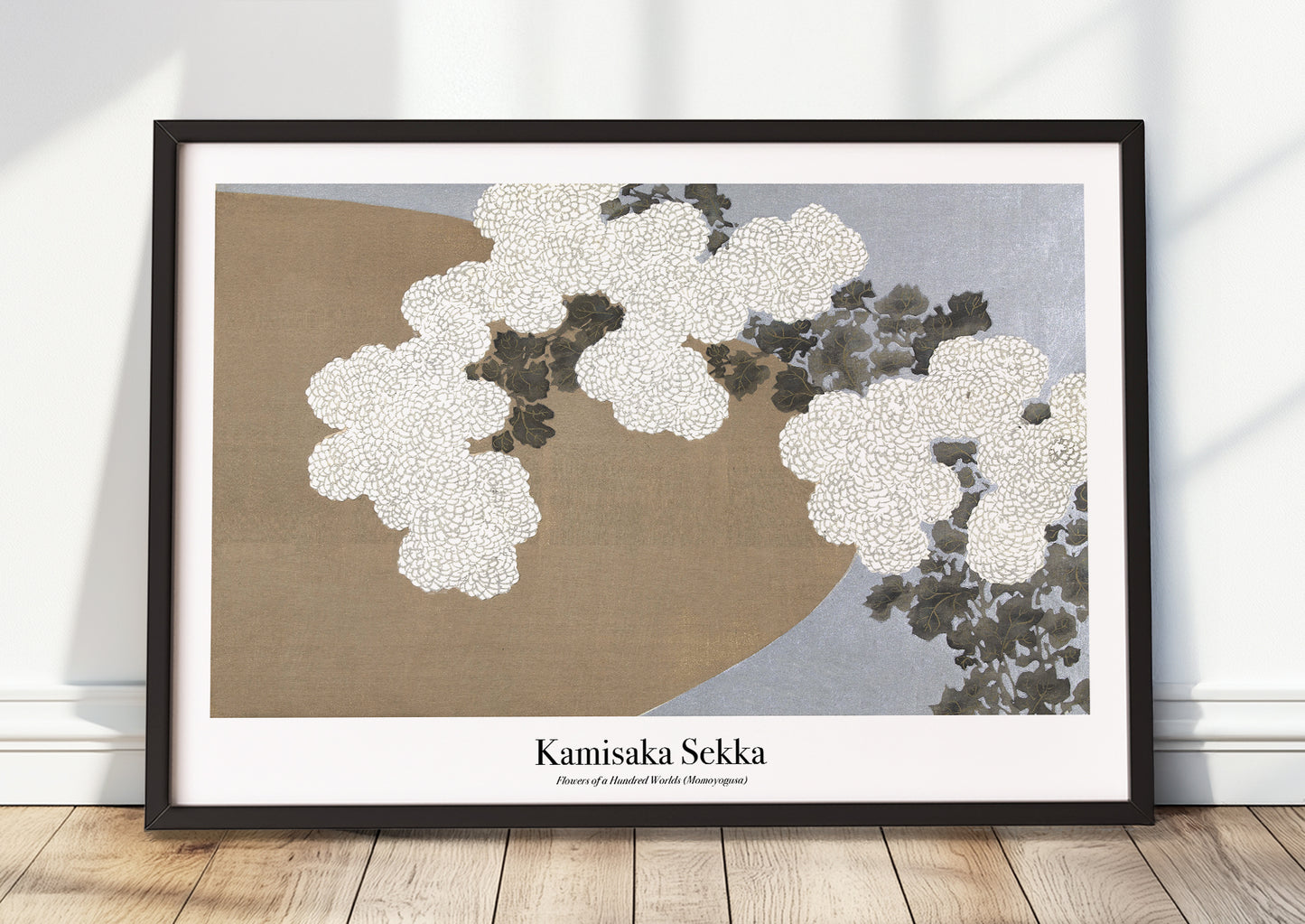 Kamisaka Sekka – Flowers of a Hundred Worlds (Momoyogusa) als Poster mit schwarzem Rahmen, stehend am Boden an eine Wand gelehnt