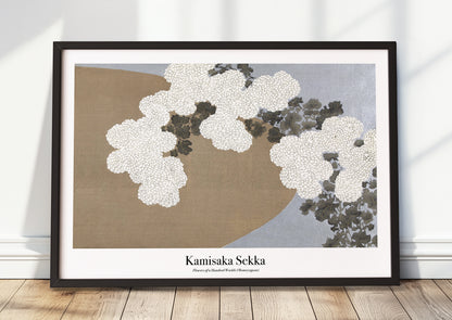 Kamisaka Sekka – Flowers of a Hundred Worlds (Momoyogusa) als Poster mit schwarzem Rahmen, stehend am Boden an eine Wand gelehnt