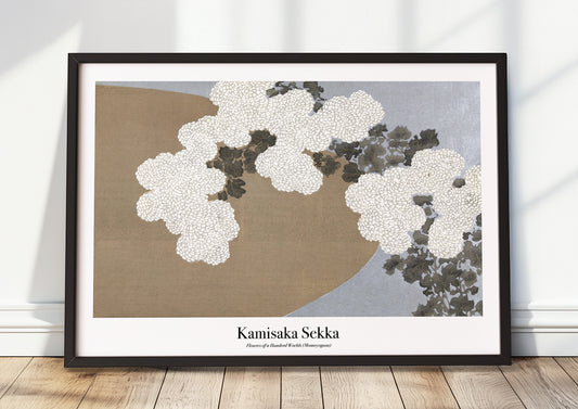 Kamisaka Sekka – Flowers of a Hundred Worlds (Momoyogusa) als Poster mit schwarzem Rahmen, stehend am Boden an eine Wand gelehnt