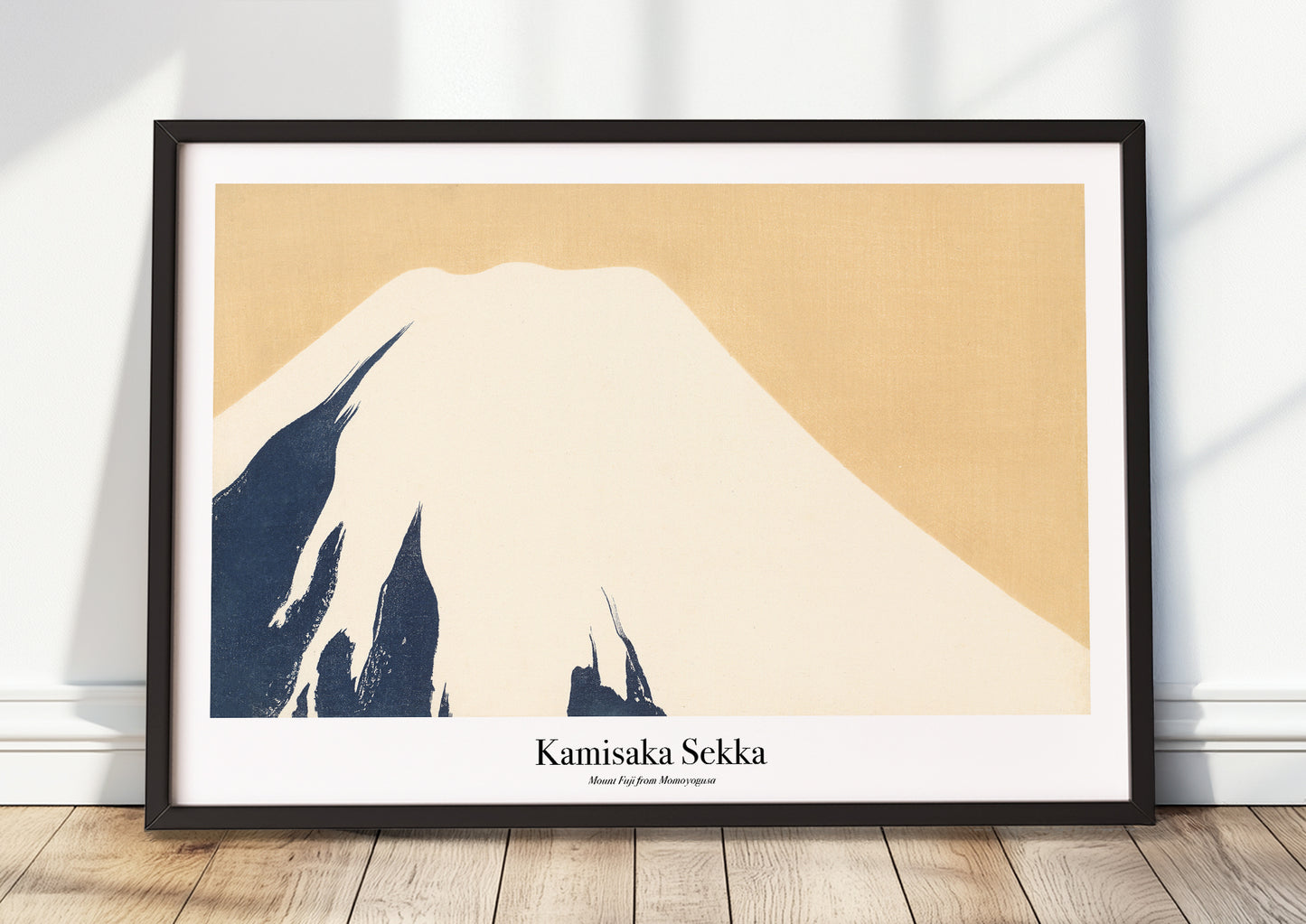 Kamisaka Sekka – Mount Fuji (from Momoyogusa) als Poster mit schwarzem Rahmen, stehend am Boden an eine Wand gelehnt