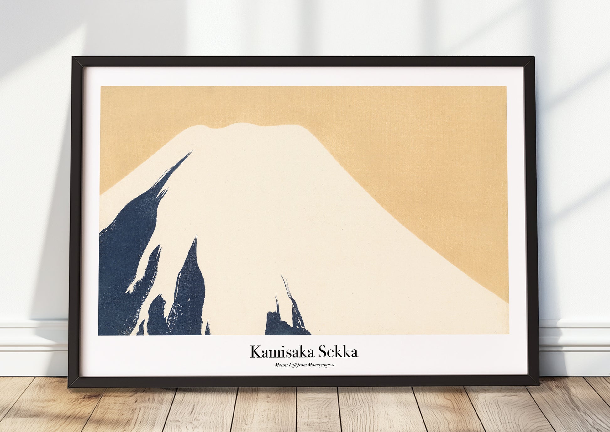 Kamisaka Sekka – Mount Fuji (from Momoyogusa) als Poster mit schwarzem Rahmen, stehend am Boden an eine Wand gelehnt