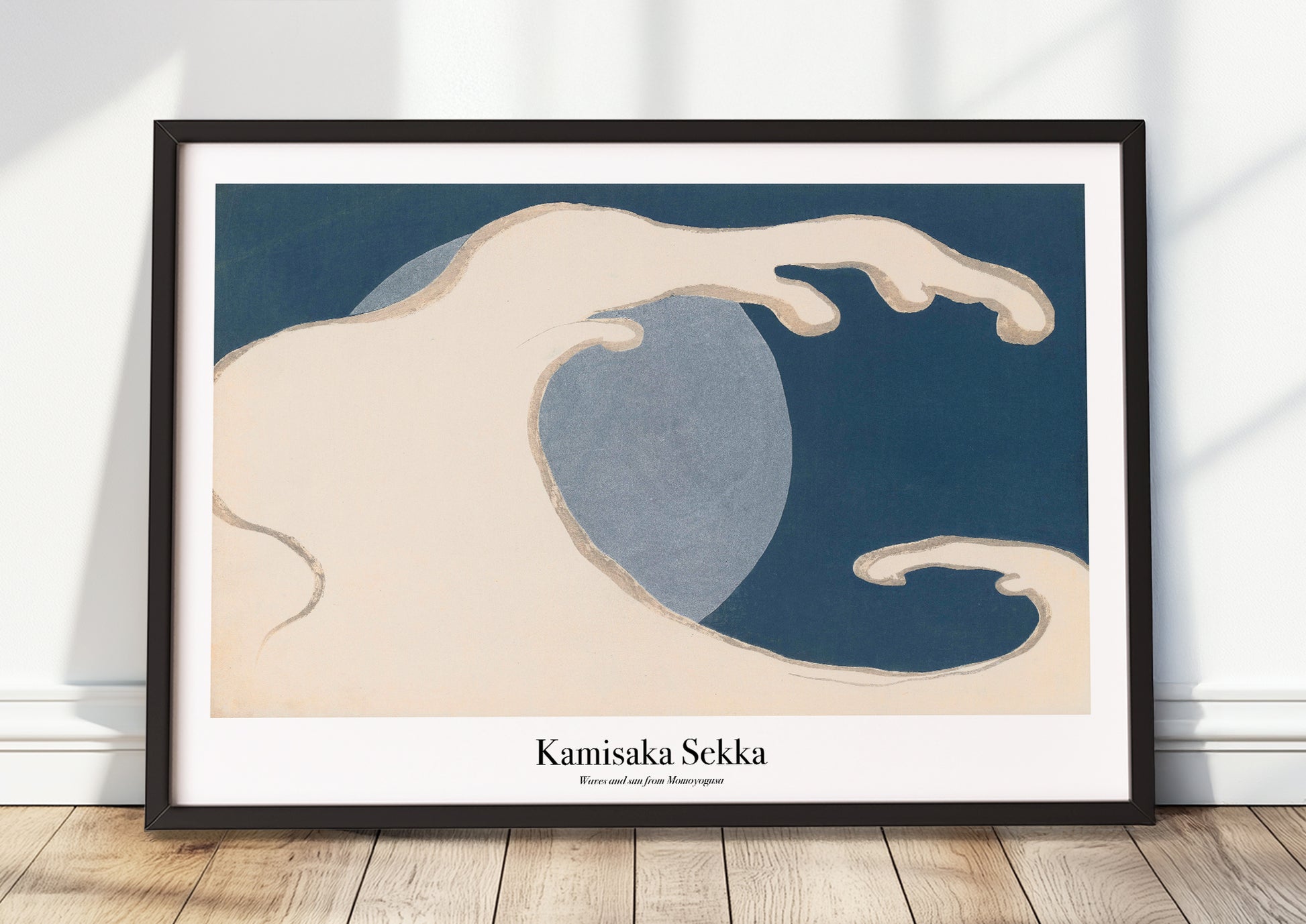 Kamisaka Sekka – Waves and Sun (from Momoyogusa) als Poster mit schwarzem Rahmen, stehend am Boden an eine Wand gelehnt