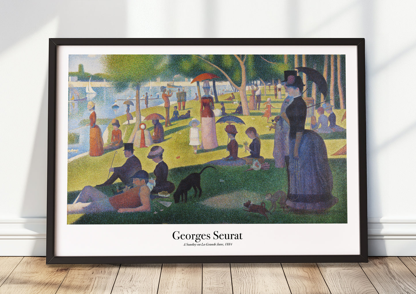 A Sunday Afternoon on the Island of La Grande Jatte von Georges Seurat Kunstdruck im schwarzen Rahmen, an Wand gelehnt