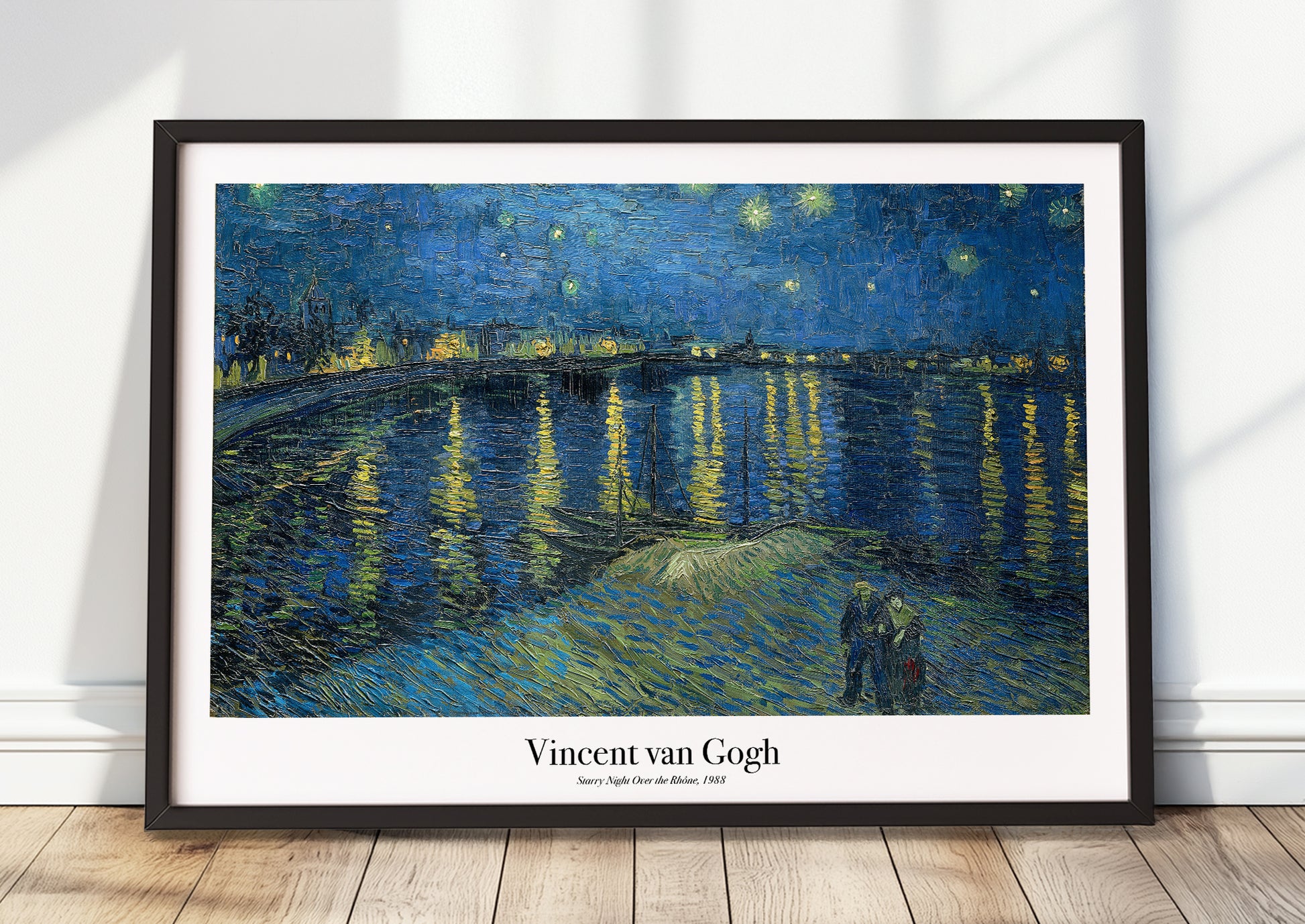 Vincent van Gogh – Starry Night Over the Rhône als Poster mit schwarzem Rahmen, stehend am Boden an eine Wand gelehnt