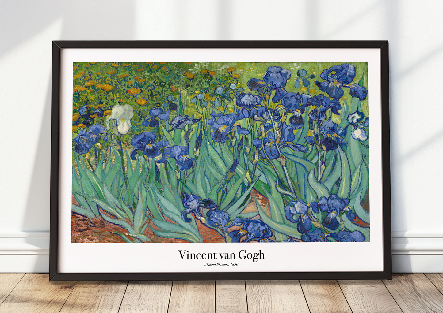 Vincent van Gogh – Irises als Poster mit schwarzem Rahmen, stehend am Boden an eine Wand gelehnt