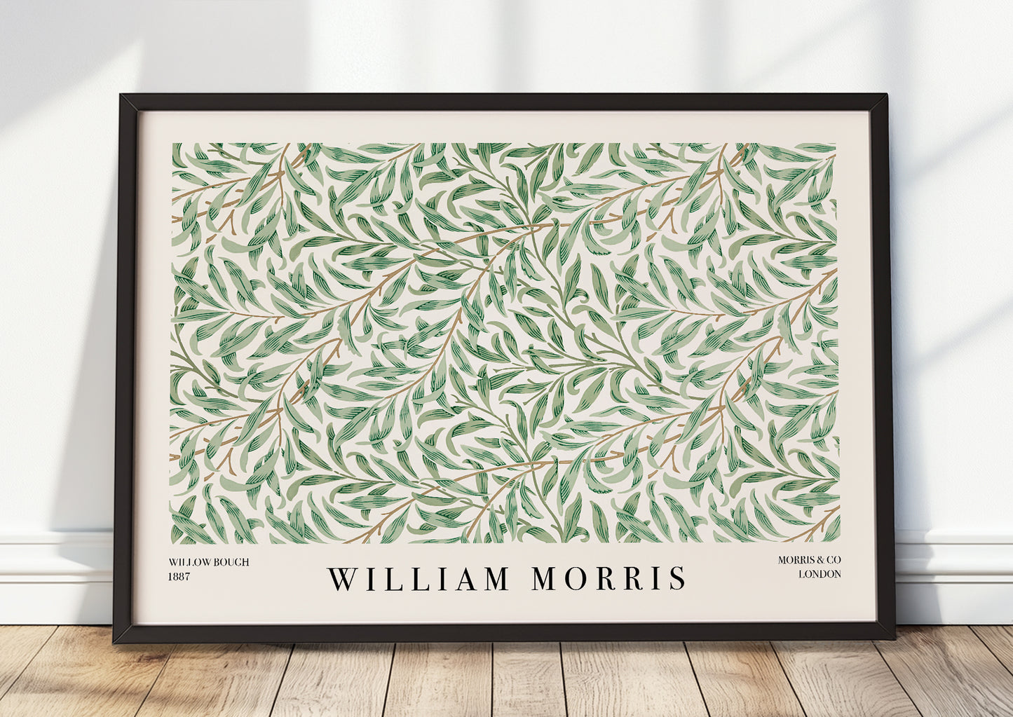 William Morris – Willow Bough als Poster mit schwarzem Rahmen, stehend am Boden an eine Wand gelehnt