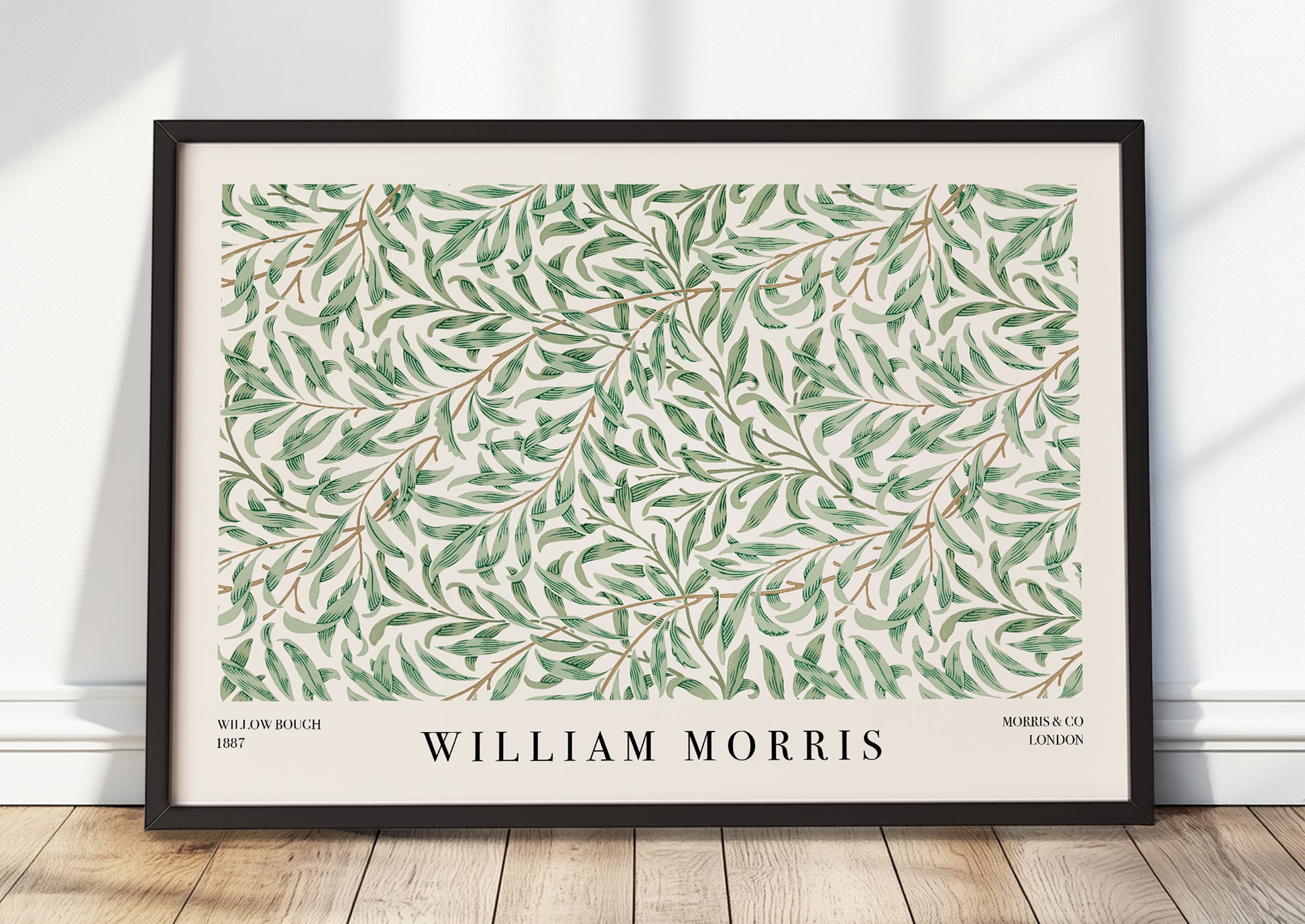 William Morris – Willow Bough als Poster mit schwarzem Rahmen, stehend am Boden an eine Wand gelehnt