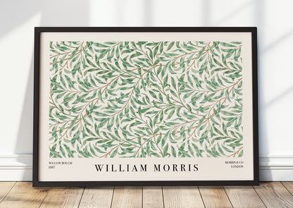 William Morris – Willow Bough als Poster mit schwarzem Rahmen, stehend am Boden an eine Wand gelehnt
