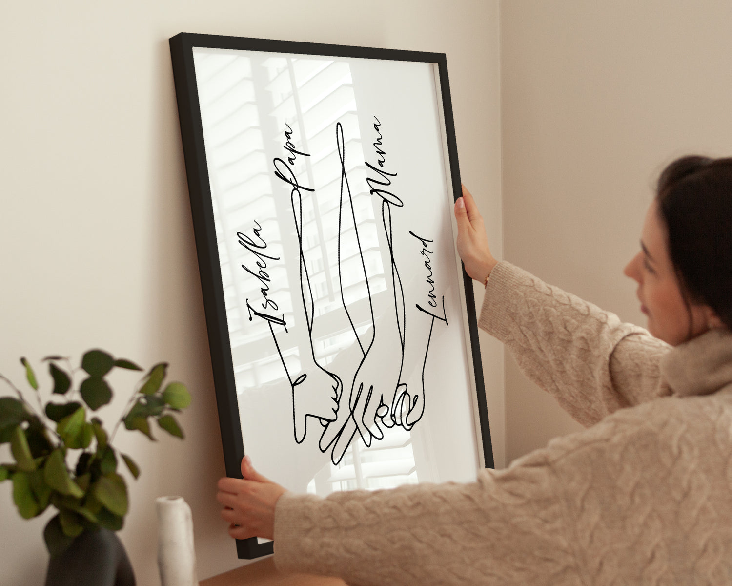 Frau hängt ein personalisiertes Familienposter auf – One Line Illustration für 4 Personen.