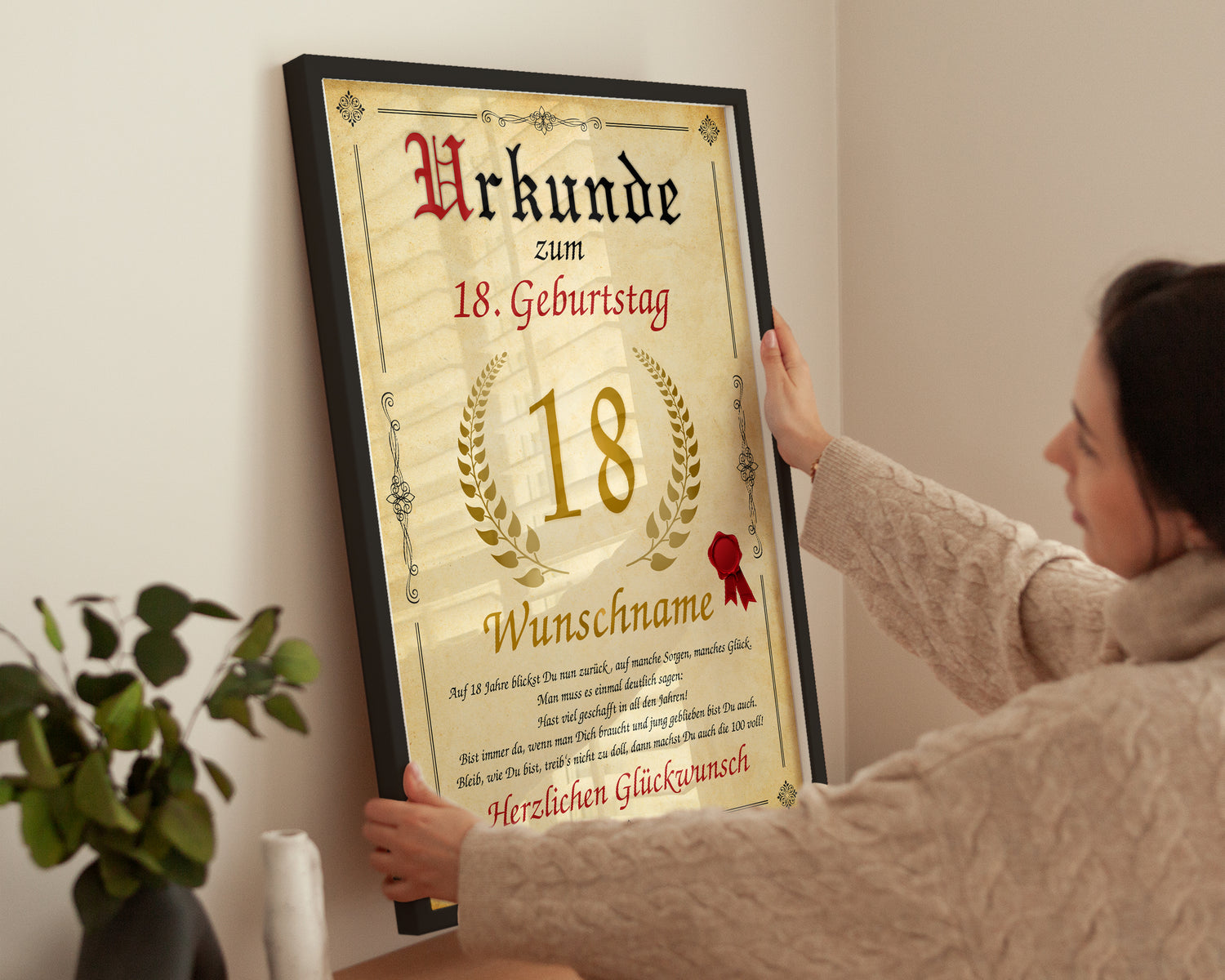 Frau dekoriert Wohnraum mit gerahmter Geburtstagsurkunde – individuelles Geschenk mit Zahl und Wunschname.