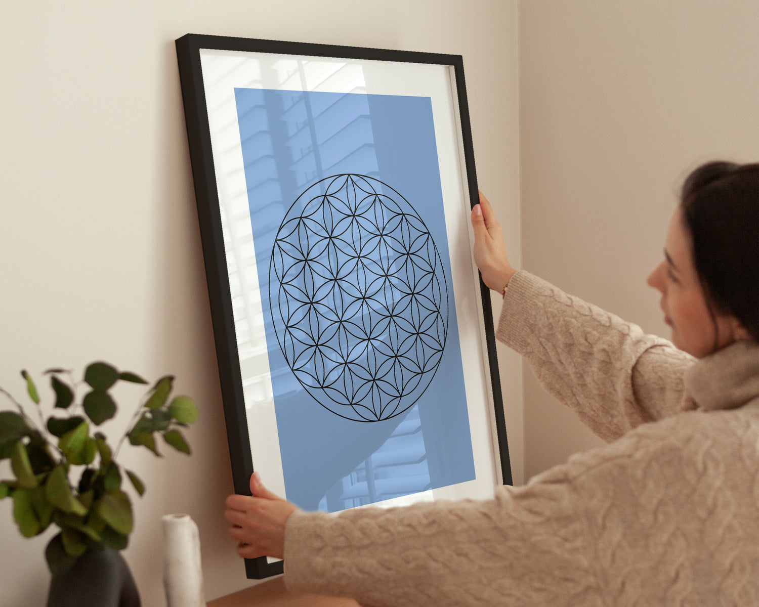 Frau hängt Lebensblume Personalisiert auf mit schwarzem Rahmen