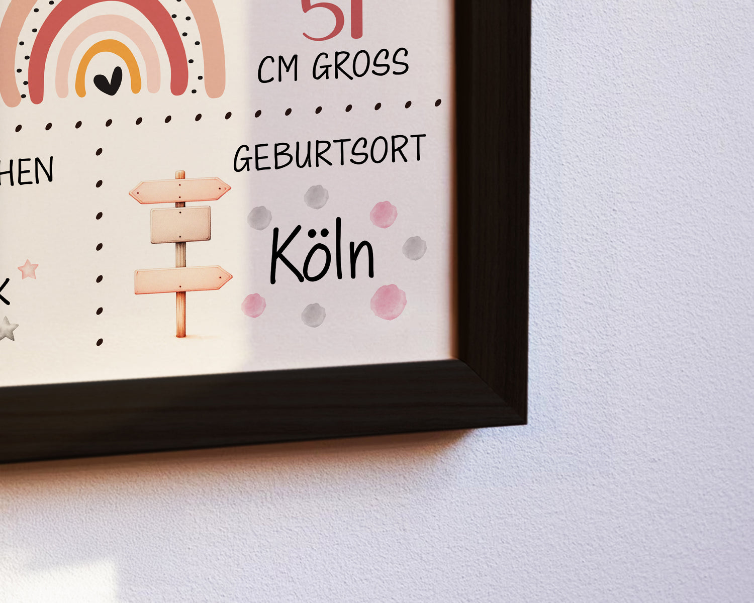 Nahaufnahme von Geburtsposter Mädchen in schwarzem Rahmen