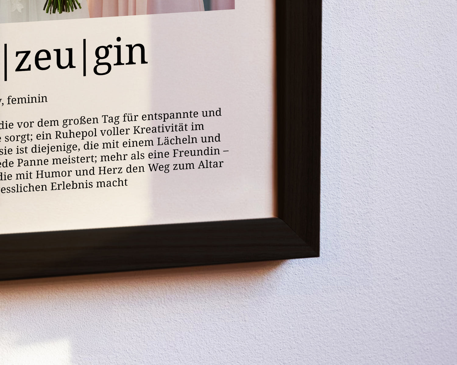„Detailansicht Trauzeugin Definition Poster personalisiert, hochwertiger Druck im schwarzen Holzrahmen“