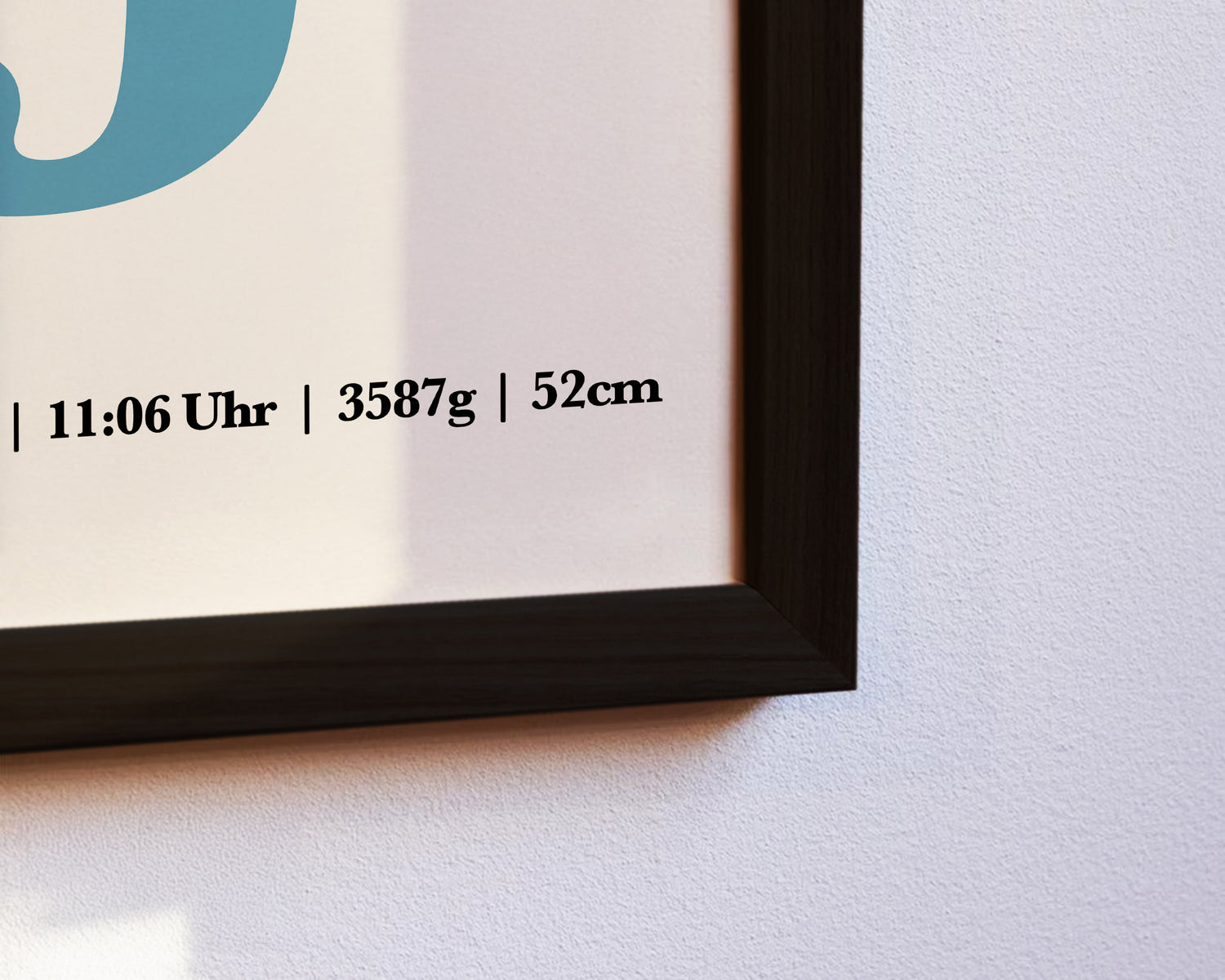 Geburtsposter Jungen mit Buchstaben Personalisiert Nahaufnahme in schwarzem Rahmen