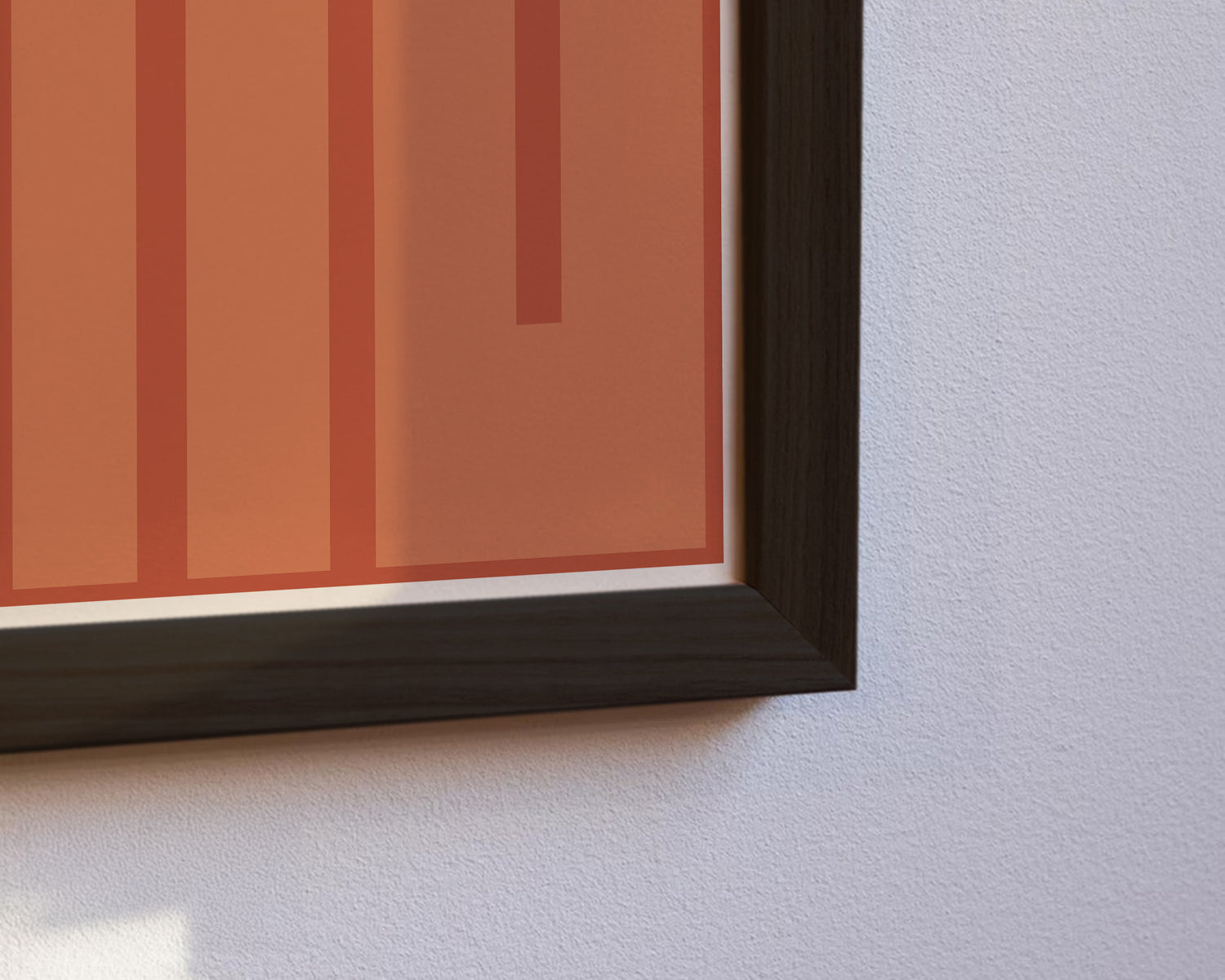 Nahaufnahme des schwarzen Rahmens und Schriftzugs beim Poster „Amore Mio“.