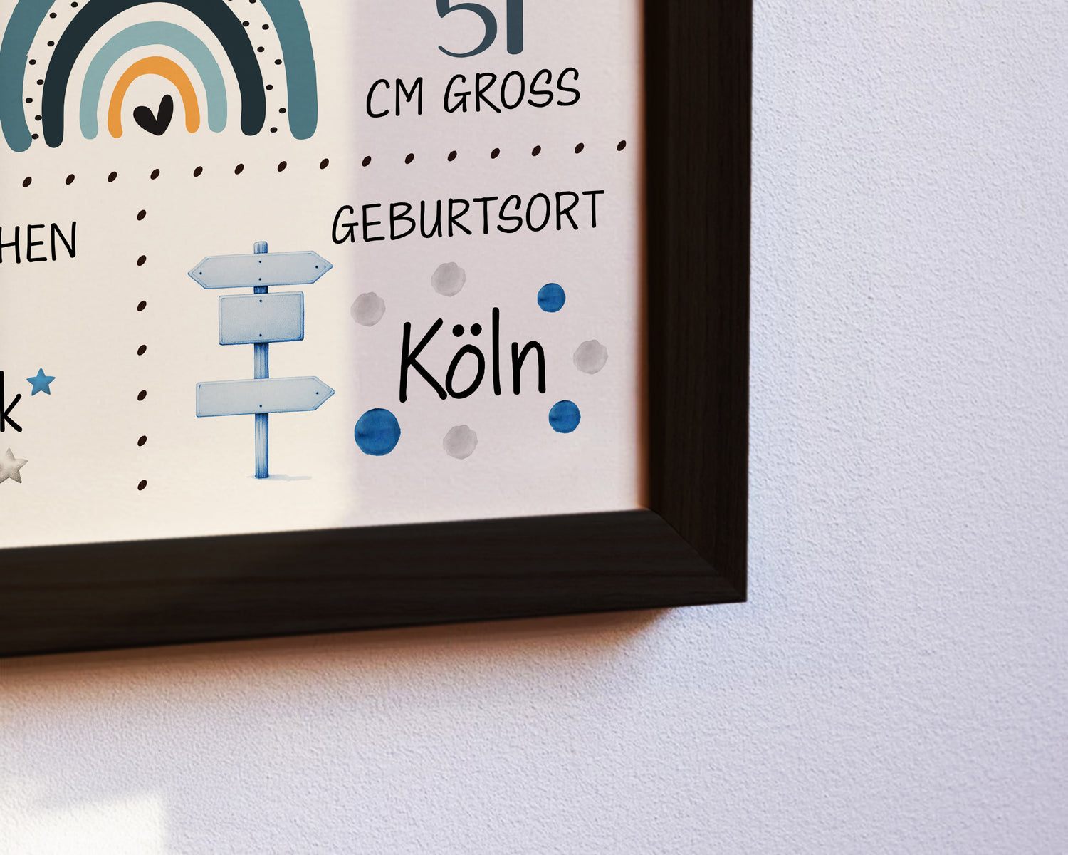 Nahaufnahme von Geburtsposter Junge in schwarzem Rahmen