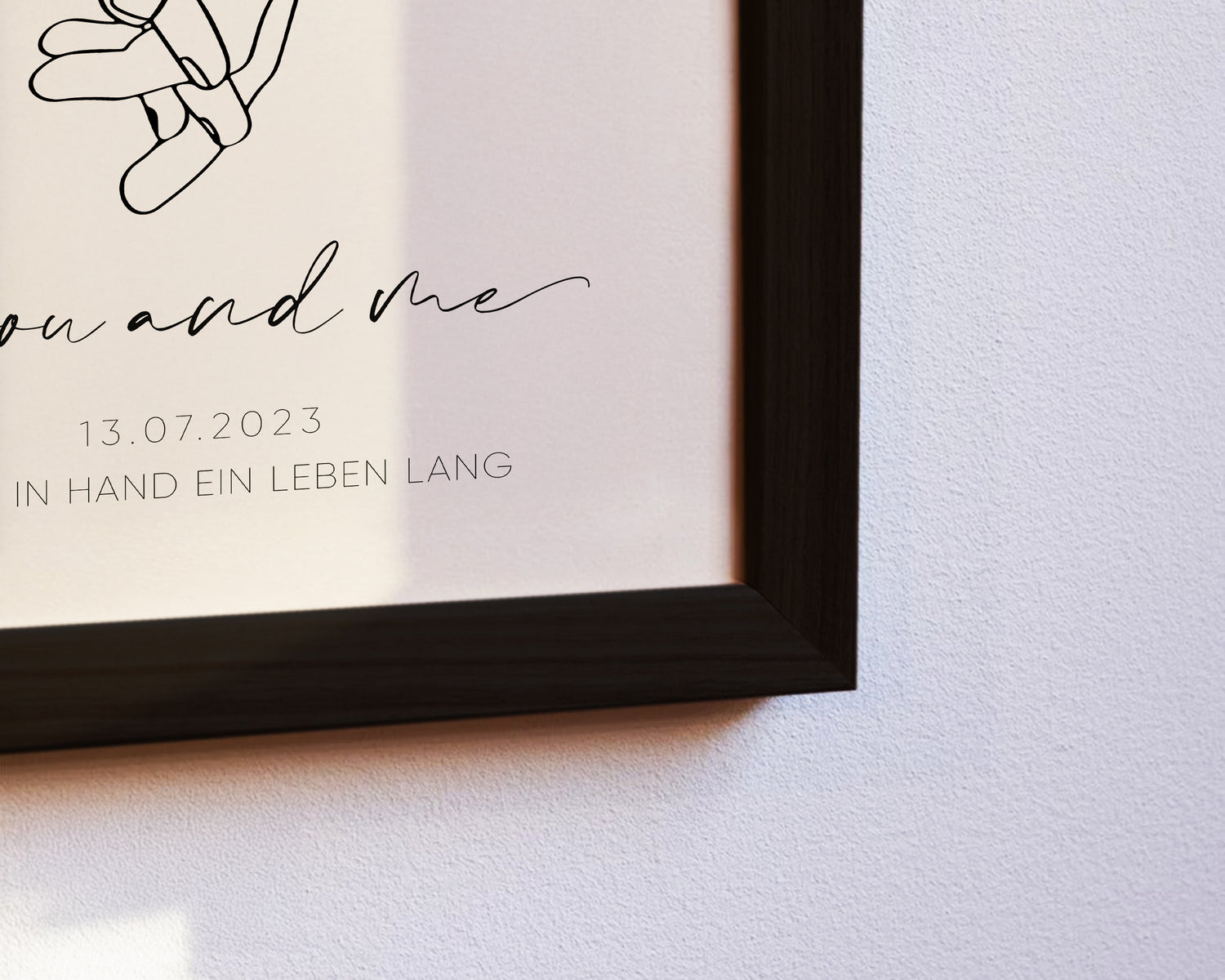 Nahaufnahme von Hand in Hand ein Leben lang Paarbild Poster in schwrazem rahmen 