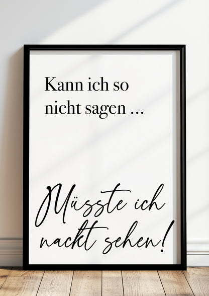 Gerahmtes Poster „Kann ich so nicht sagen ... Müsste ich nackt sehen!“ in schwarzem Rahmen, inszeniert in moderner Wohnumgebung.