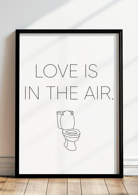 Gerahmtes Poster „Love is in the air.“ in schwarzem Rahmen, inszeniert in moderner Wohnumgebung.