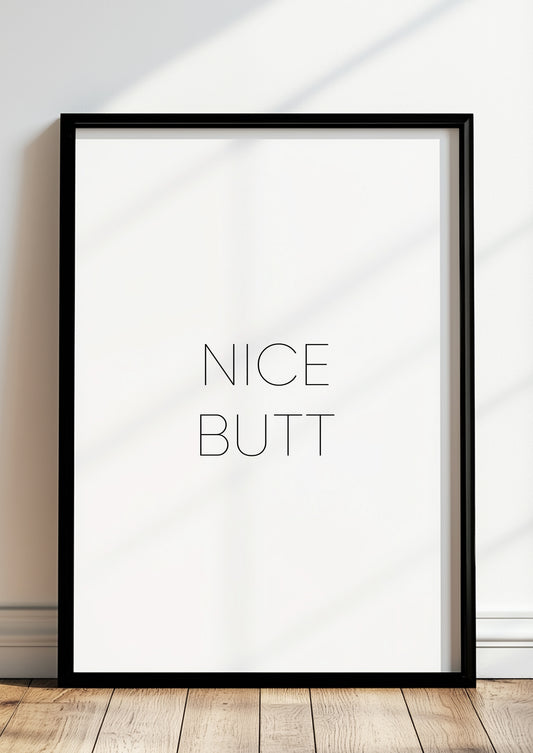 Gerahmtes Poster „Nice Butt“ in schwarzem Rahmen, inszeniert in moderner Wohnumgebung.