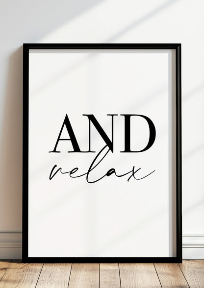 Elegantes Poster mit dem Schriftzug ‚AND relax‘ im schwarzen Rahmen, dekorativ auf Boden stehend mit natürlichem Lichteinfall – perfekte Wanddeko für Ruheoasen wie Spa, Bad oder Schlafzimmer