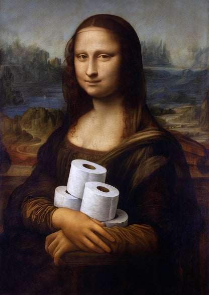 Die berühmte Mona Lisa sitzt geheimnisvoll lächelnd mit einem Stapel Klopapierrollen im Arm, klassisch inszeniert vor dem bekannten Hintergrund.
