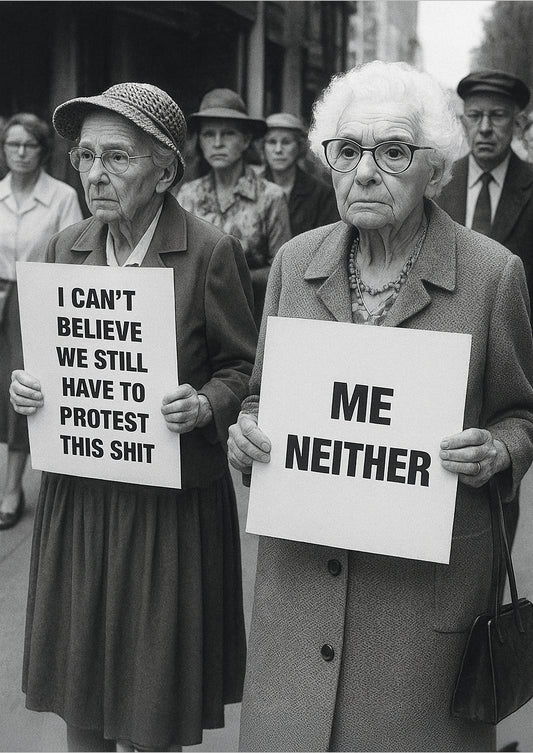 freigestelltes Old Ladies Protest Poster in Schwarz-Weiß