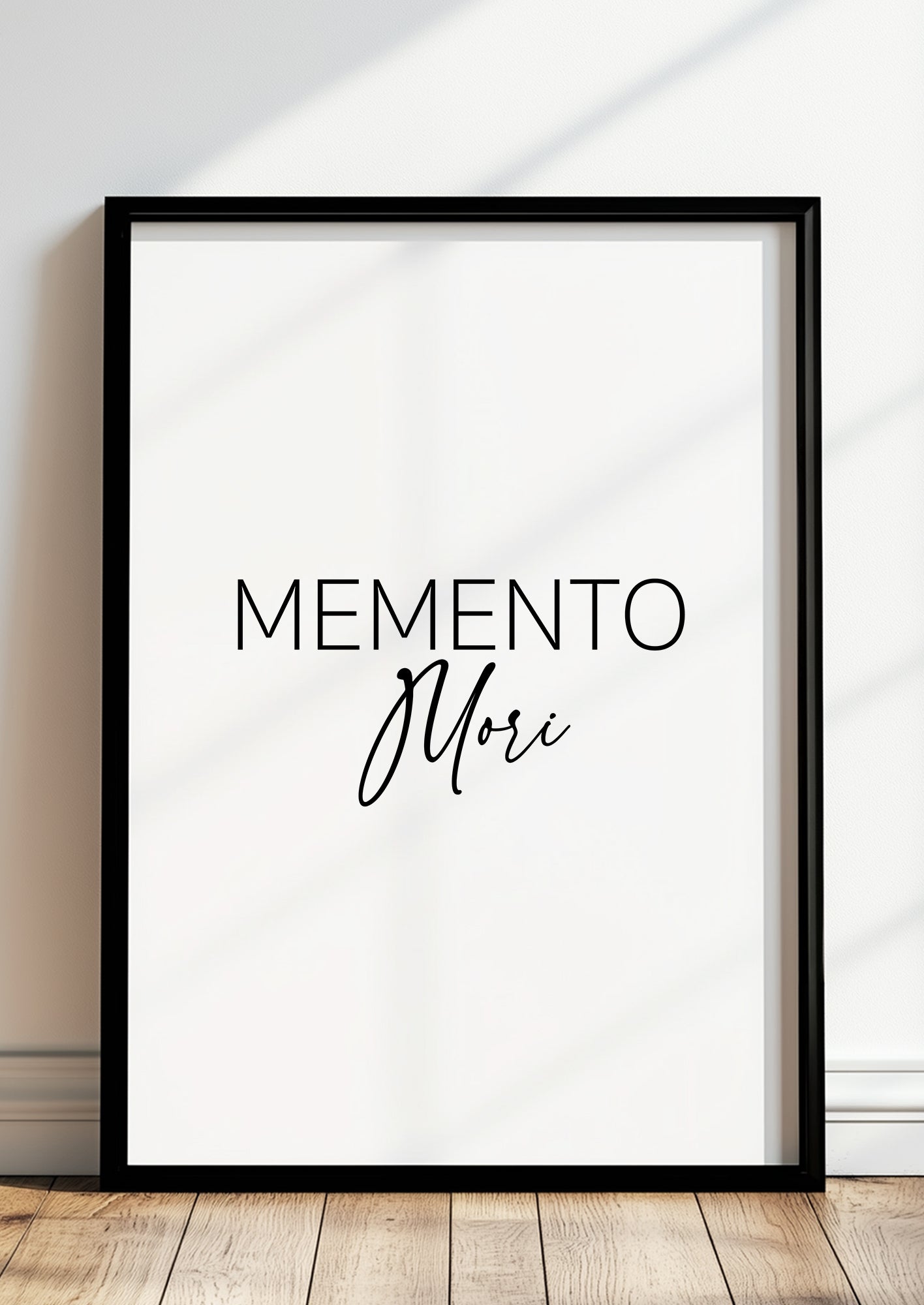 Gerahmtes Poster „Memento Mori“ in schwarzem Rahmen, inszeniert in moderner Wohnumgebung.