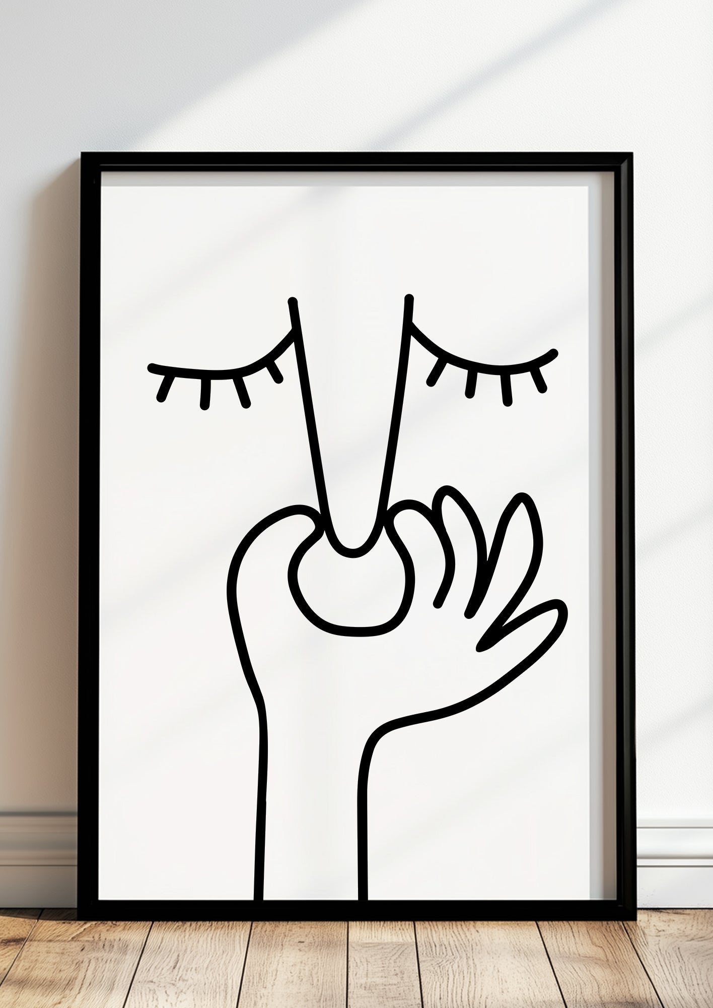 Gerahmtes Poster „Nase Zuhalten“ in schwarzem Rahmen, inszeniert in moderner Wohnumgebung.