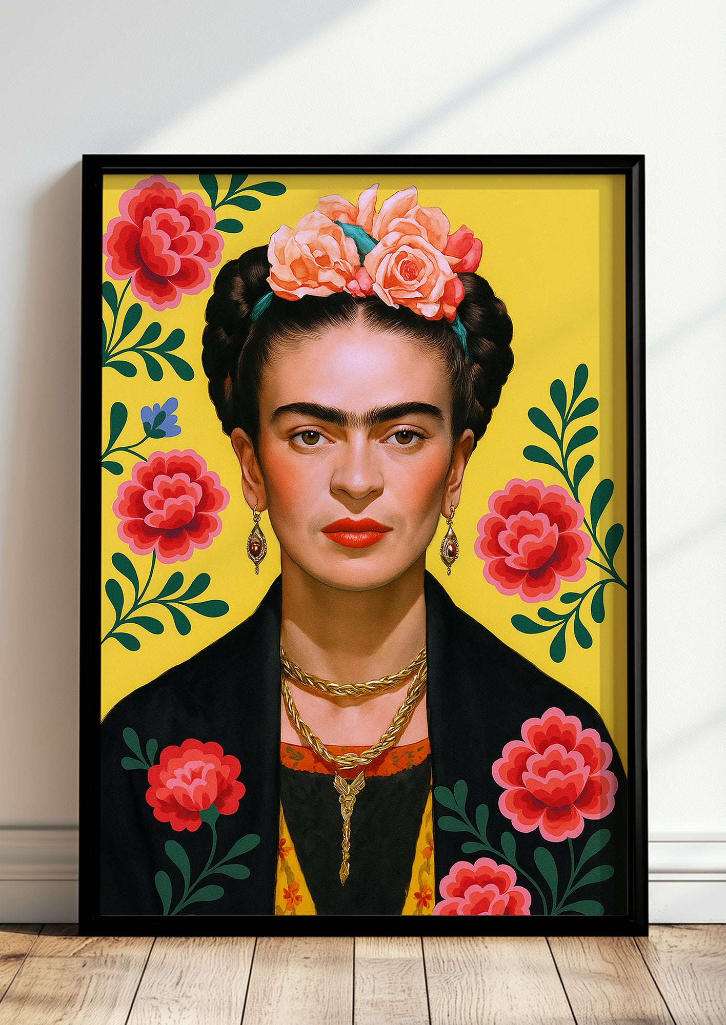 Gerahmtes Frida Kahlo Bild auf gelbem Hintergrund im Wohnzimmer, Boho Dekoration