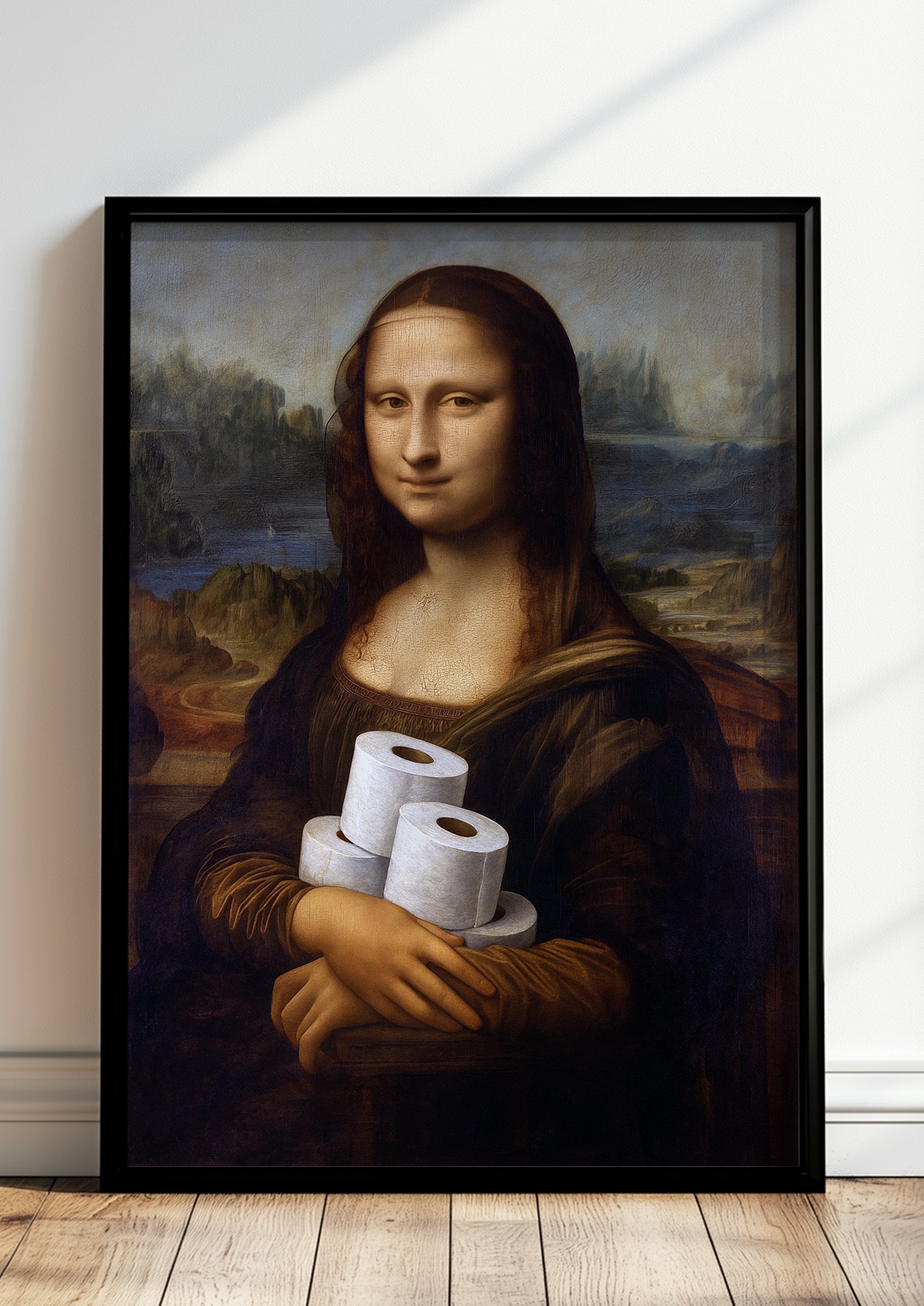 Ein modernes Wohnzimmer wird mit einem gerahmten Bild der Mona Lisa, die mehrere Rollen Toilettenpapier hält, charmant und humorvoll akzentuiert.